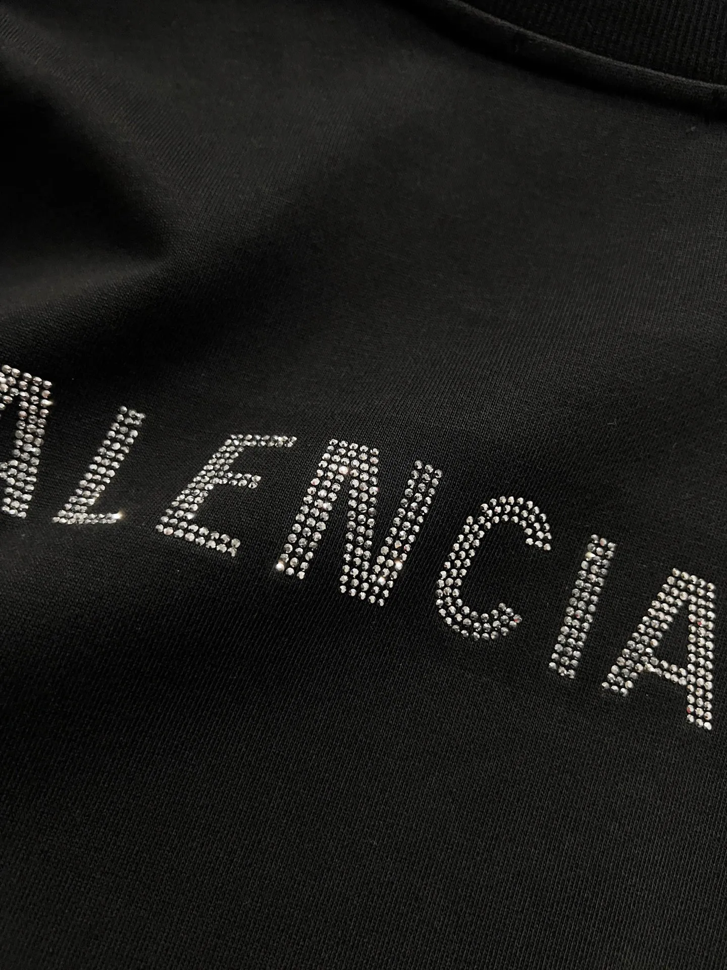 BAL Balenciaga 2026 Autumn and Winter New Arrival Round Neck Long Sleeve Sweater Classic Logo Hot Drilling Technology Same Style Loose Version for Men and Women S M L XL XXL Five Sizes Color: Black White